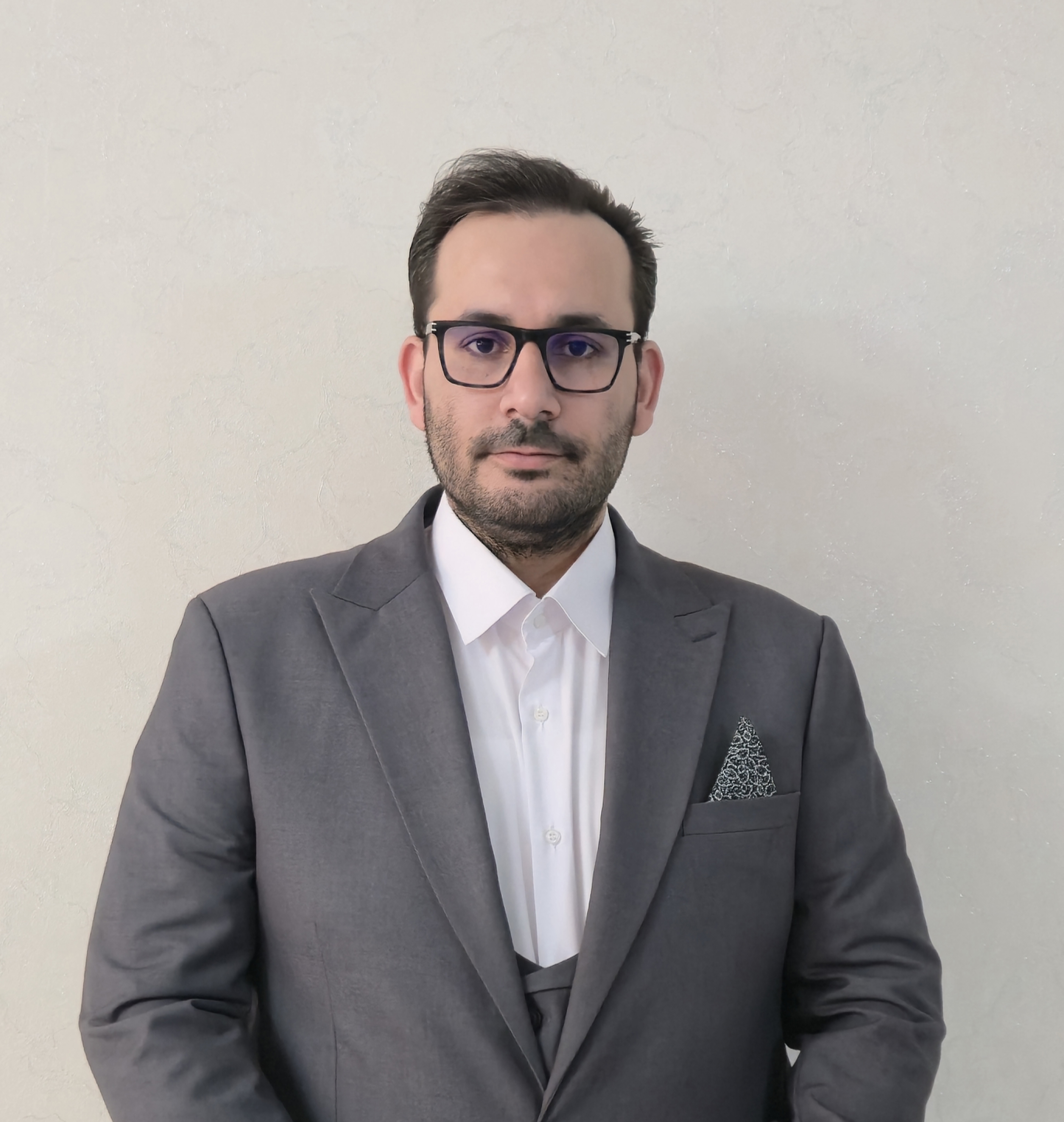 پرتره رضا ابراهیمی، مؤسس و مدیرعامل مؤسسه آموزشی ستارگان